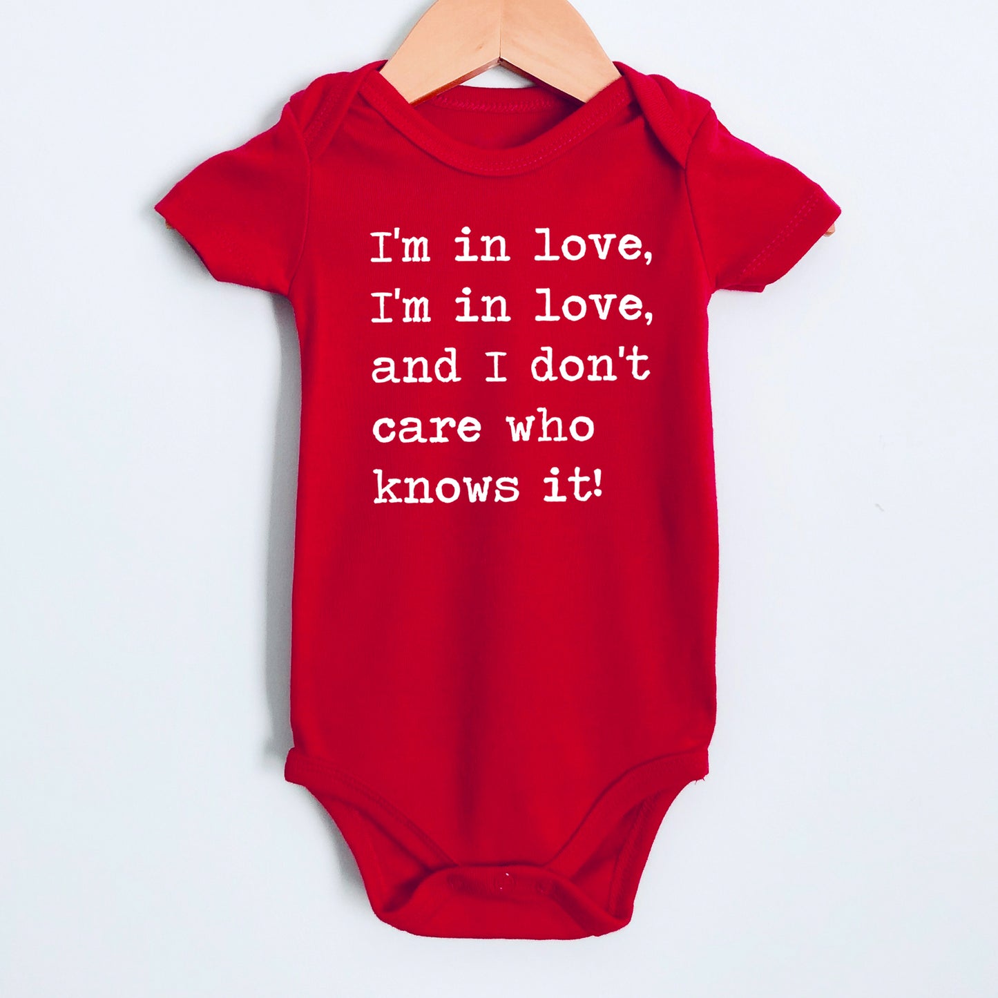 I'm In Love I'm In Love And I Don't Care Who Knows It - Short Sleeve Kids Shirt